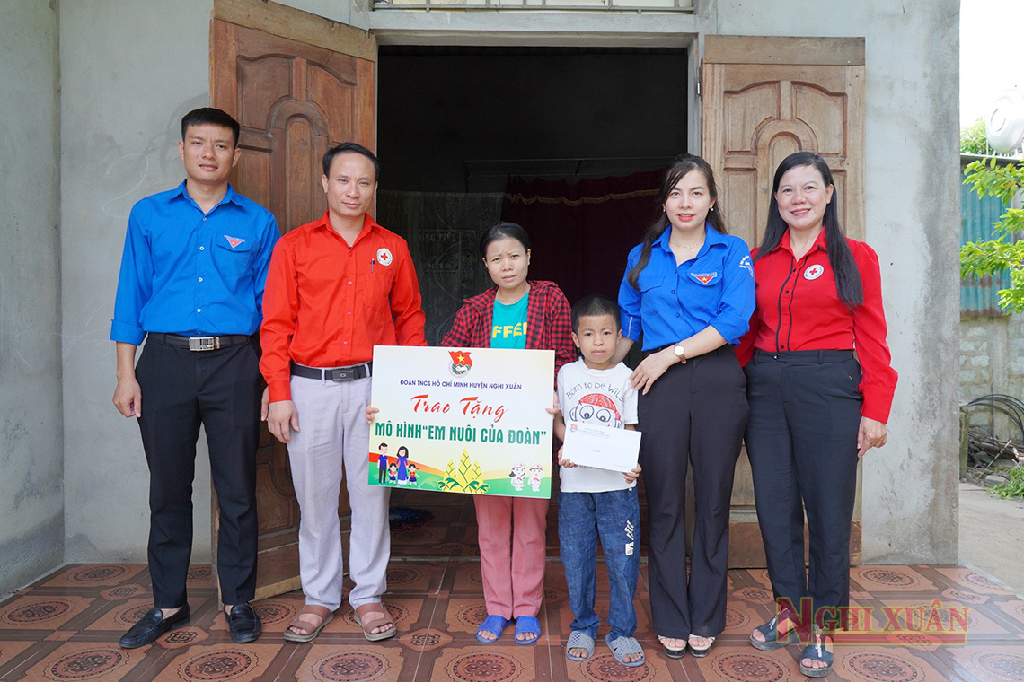 "Em nuôi của Đoàn" - Tiếp bước cho học sinh khó khăn Nghi Xuân tới trường