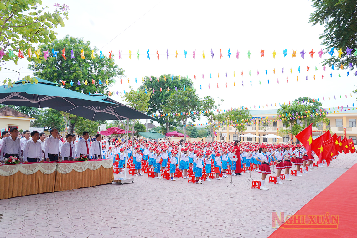 Lãnh đạo tỉnh và huyện chung vui ngày khai giảng năm học mới với các trường học