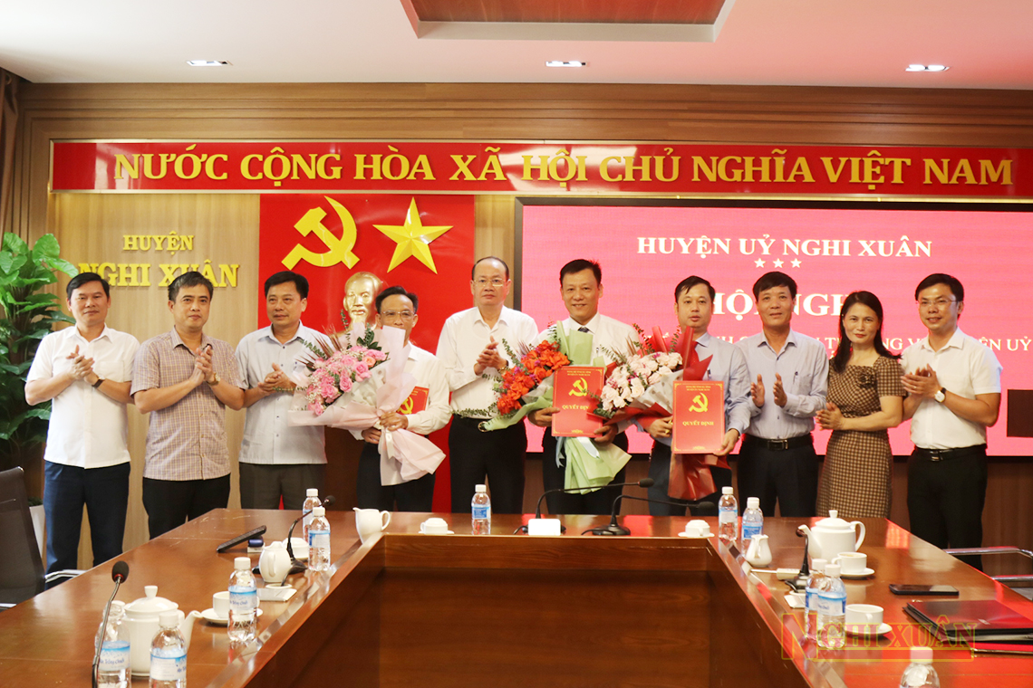 Nghi Xuân: Công bố các quyết định về công tác cán bộ