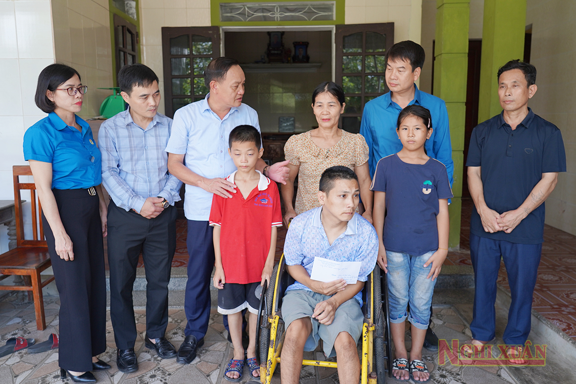 Công đoàn cơ quan HĐND – UBND huyện Nghi Xuân trao tiền hỗ trợ các cháu mồ côi