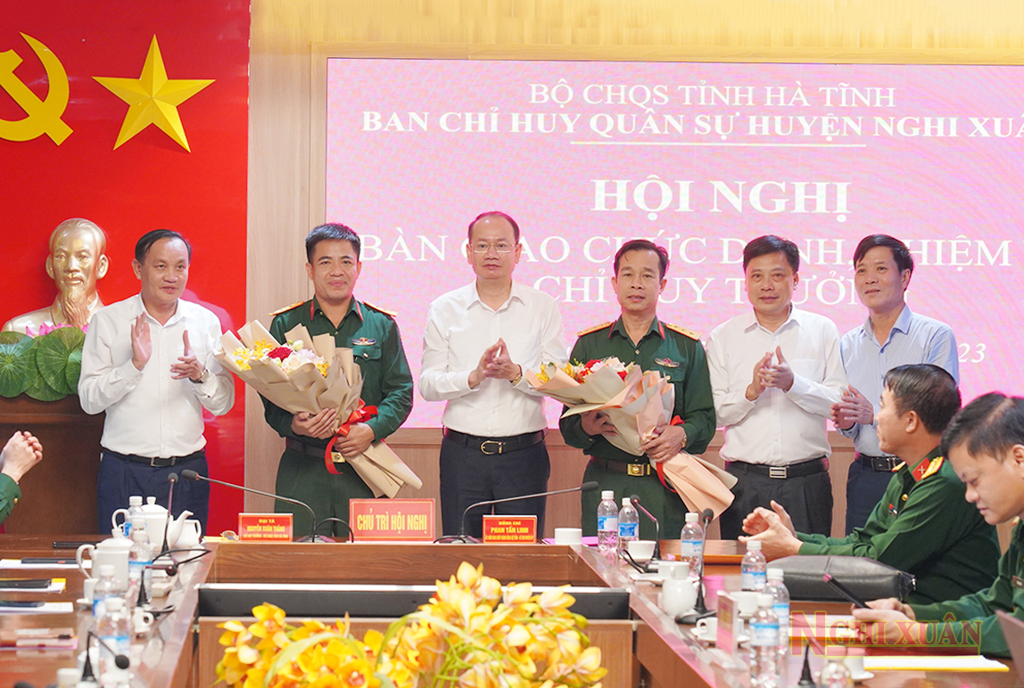 Bàn giao chức vụ Chỉ huy trưởng Ban Chỉ huy Quân sự huyện Nghi Xuân