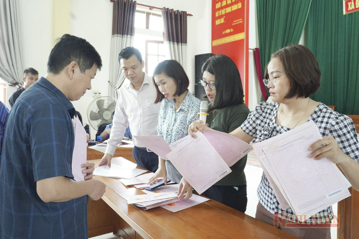 Văn phòng đăng ký đất đai thực hiện đăng ký biến động giấy CNQSD đất cho hàng ngàn hộ dân Đan Trường và thị trấn Tiên Điền