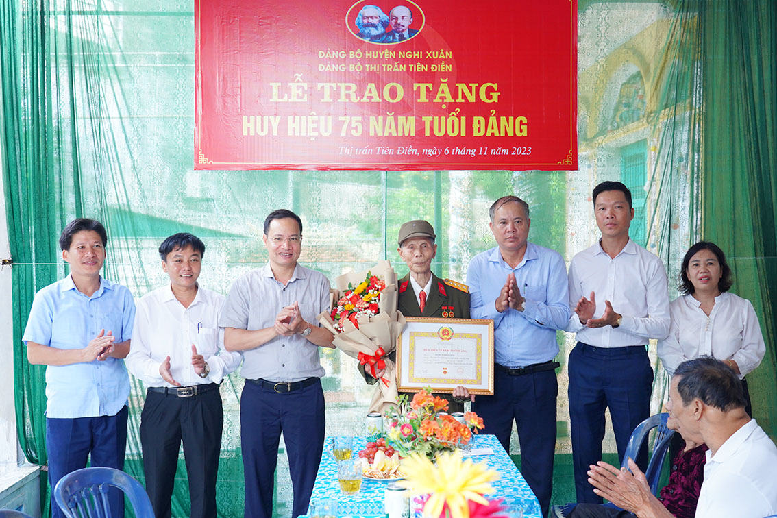 Lãnh đạo Nghi Xuân trao Huy hiệu 75 năm tuổi Đảng cho đảng viên ở thị trấn Tiên Điền